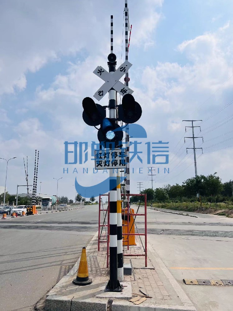 銀川40米大道口改造完成，鐵標(biāo)鋁合金DK.3無(wú)線傳輸信號(hào)機(jī)，12臺(tái)欄木機(jī)聯(lián)動(dòng)控制 